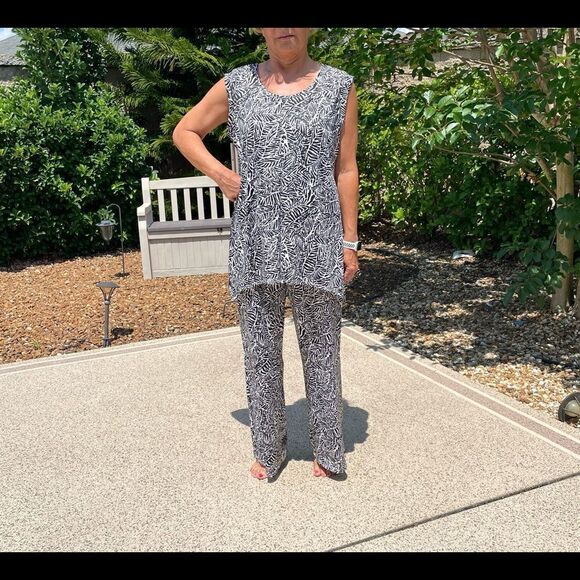 2 Piece black and white leaf design sleeveless top and pants, XL - Picture 1 of 8